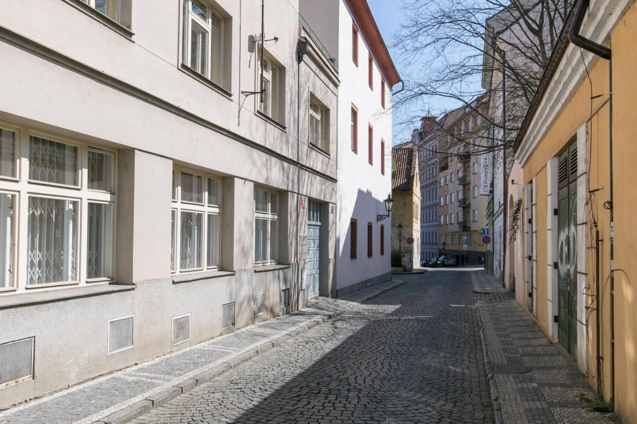 Cozy Apartment In Quiet Courtyard Near Charles Bridge Prága Kültér fotó